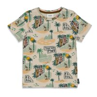 Sturdy-Junge im beige-grünen T-Shirt mit Palmenmuster